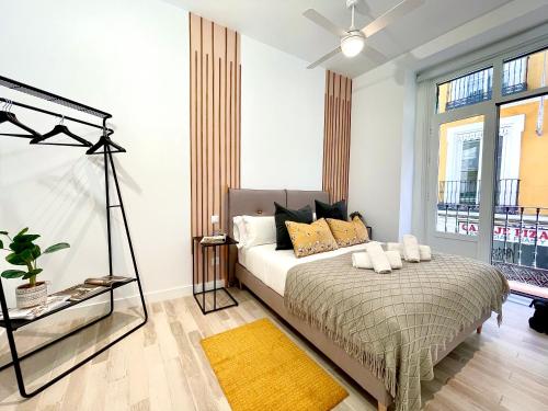 1 dormitorio con cama y ventana grande en BNBHolder EL RETIRO es MIA, en Madrid