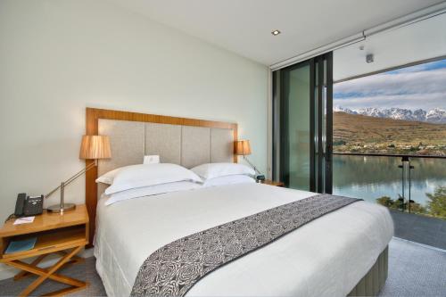 Ένα ή περισσότερα κρεβάτια σε δωμάτιο στο The Rees Hotel & Luxury Apartments