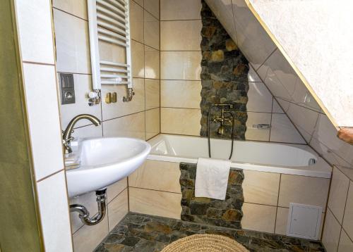 a bathroom with a sink and a bath tub at CamPetrus- Dom Krawca in Ciche