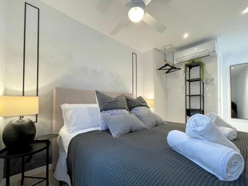 een slaapkamer met een bed met twee handdoeken erop bij BNBHolder PUERTA DE ALCALA es MIA in Madrid