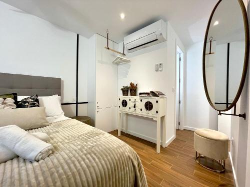 um quarto com uma cama grande e um espelho em BNBHolder OPERA es MIA em Madri