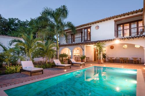 eine Villa mit einem Pool und einem Haus in der Unterkunft San Rafael in Mompos