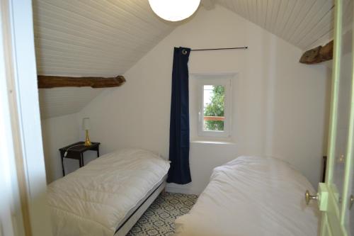 A bed or beds in a room at Maison chaleureuse a 5 minutes a pied du centre ville a Conches