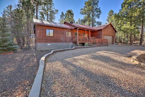 Pinetop Cabin with Deck about 7 Mi to Show Low Lake