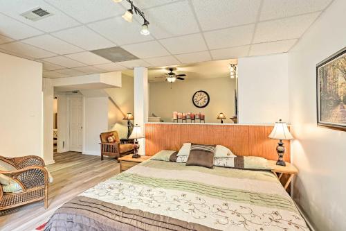 ein Schlafzimmer mit einem großen Bett in einem Zimmer in der Unterkunft Lovely Mountain Apartment with Patio and Koi Pond! in Asheville