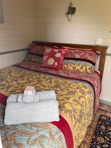 Кровать или кровати в номере Shepherd's Cottage