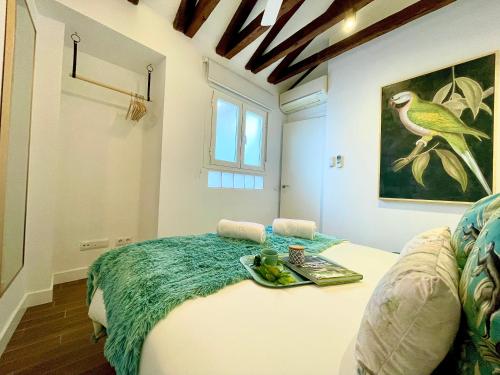 Zimmer mit einem Bett und einem Tablett mit Essen darauf in der Unterkunft BNBHolder JARDIN BOTANICO es MIA in Madrid