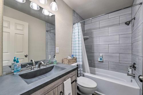 ein Badezimmer mit einem Waschbecken, einer Badewanne und einem WC in der Unterkunft Bright Brownwood Home with On-Site River Access! in Brownwood