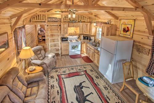 Η κουζίνα ή μικρή κουζίνα στο Cozy Augusta Cabin with Grill - Walk to Main St