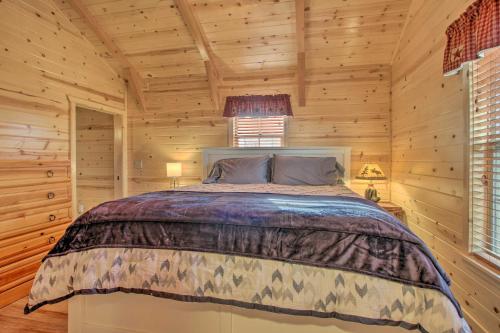 Ένα ή περισσότερα κρεβάτια σε δωμάτιο στο Cozy Augusta Cabin with Grill - Walk to Main St