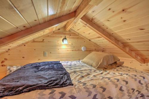 Ένα ή περισσότερα κρεβάτια σε δωμάτιο στο Cozy Augusta Cabin with Grill - Walk to Main St