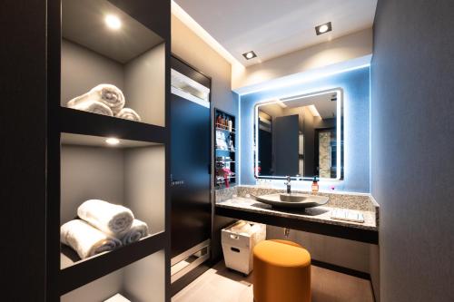 y baño con lavabo y espejo. en HOTEL VARKIN Ikebukuro Nishiguchi, en Tokio