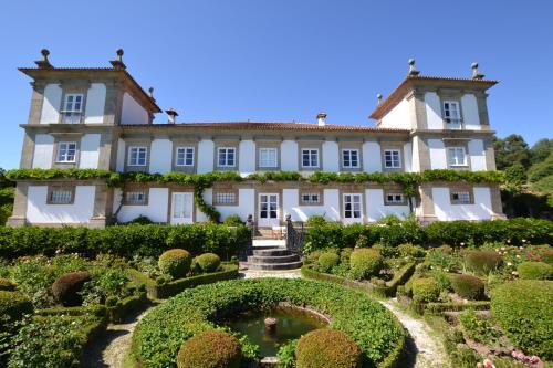 a large building with a garden in front of it at Paço de Calheiros - Turismo de Habitação in Ponte de Lima