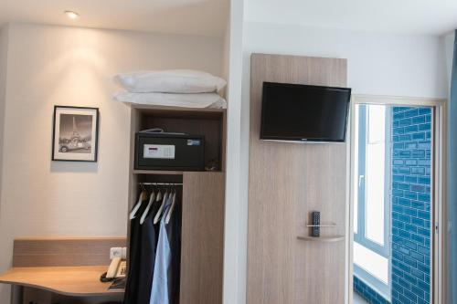 TV a/nebo společenská místnost v ubytování Grand Hotel du Loiret