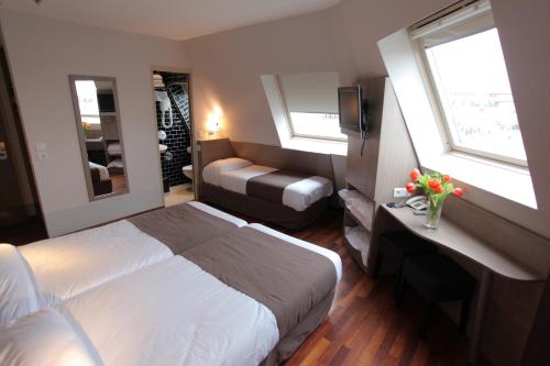Cama ou camas em um quarto em Grand Hotel du Loiret