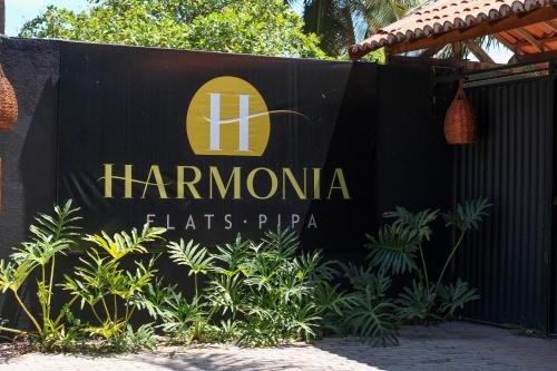 un panneau pour un hôtel hienulum dans l'établissement Harmonia Flats, à Pipa
