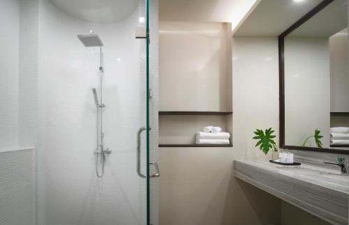 楠府的住宿－楠府安玛琳酒店，浴室里设有玻璃门淋浴