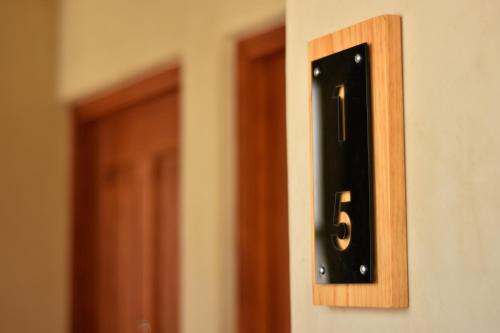 a light switch on the side of a wall at Hotel Junvay in San Cristóbal de Las Casas