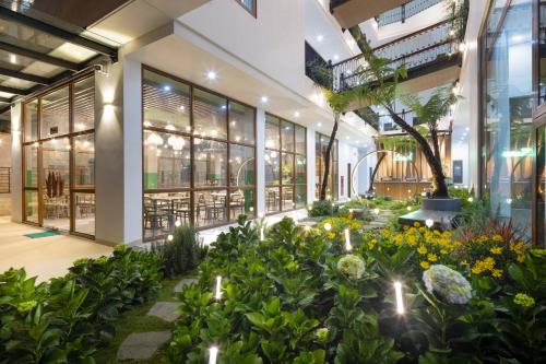 een arium van een gebouw met planten en bloemen bij Lasol Boutique Hotel in Da Lat