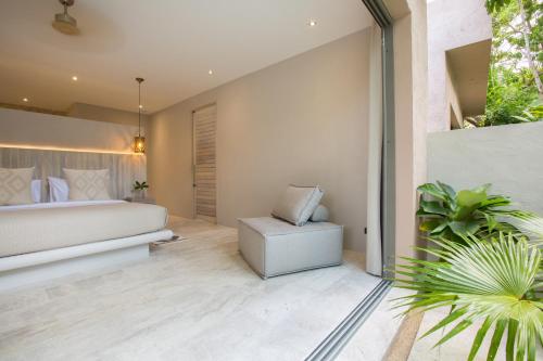 ein Schlafzimmer mit einem Bett und einer Pflanze in der Unterkunft Cielo Boutique Hotel & Spa Samui in Bophut 