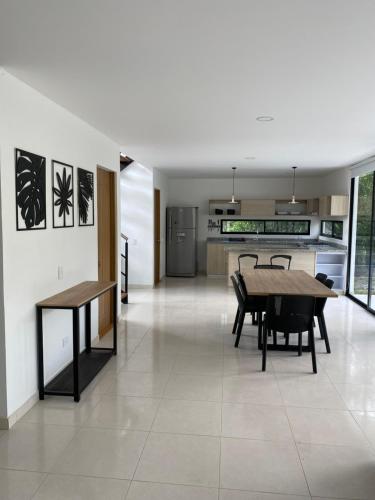 Kuchyň nebo kuchyňský kout v ubytování CASA MONTEBELLO CON PISCINA PRIVADA EN LA MESA