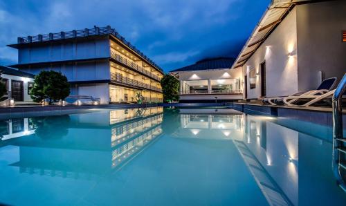 uma piscina em frente a um prédio em Misty Garden Resort and SPA em Munnar