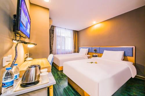 Ένα ή περισσότερα κρεβάτια σε δωμάτιο στο Home Inn Changsha Railway Station Bayi Road
