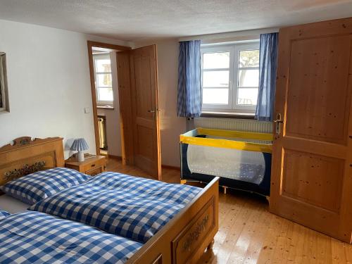 Un pat sau paturi într-o cameră la Schnuckenhof