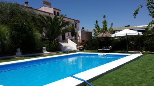 una piscina en el patio de una casa en Apartamentos Turísticos - Hostal Los Alisos, en Aliseda