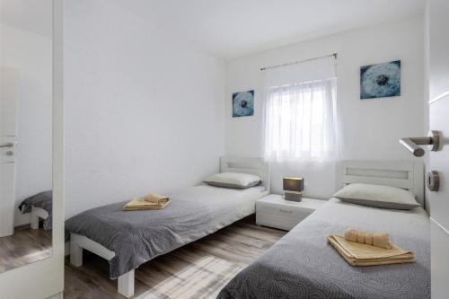 Llit o llits en una habitació de Nina in Peroj - Haus für 6 Personen