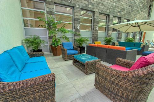 Гостиная зона в Holiday Inn & Suites Plaza Mayor by IHG