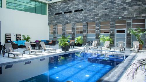 Бассейн в Holiday Inn & Suites Plaza Mayor by IHG или поблизости