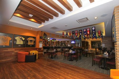 Лаундж или бар в Holiday Inn & Suites Plaza Mayor by IHG