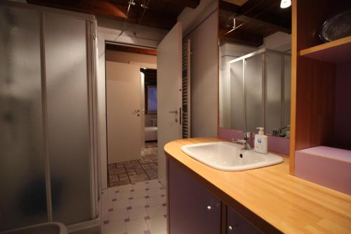 une salle de bain avec un lavabo et une douche dans l'établissement Villetta Periax - Affitti Brevi Italia, à Champoluc