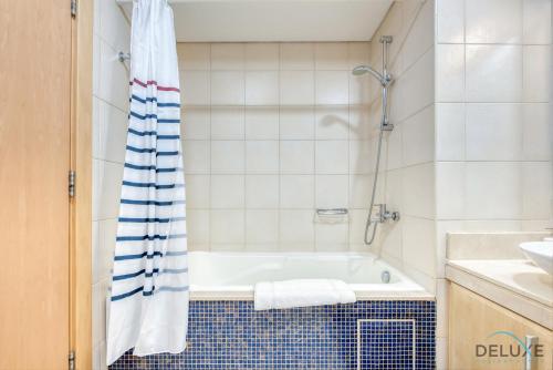 Koupelna v ubytování Distinctive 1 BR at Shoreline 5 Palm Jumeirah by Deluxe Holiday Homes