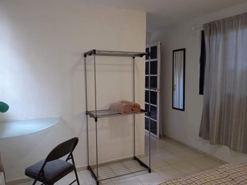 Habitación en silla y estantería de cristal en Room in Guest room - Double Room, privado bathroom, AC, Wi-fi en el centro de Cancún, en Cancún