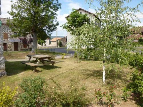 a picnic table in a yard with a tree at Gîte indépendant 4 pers. à Rauret avec cour, proche gorges de l'Allier, parking privé, animations. - FR-1-582-193 in Rauret