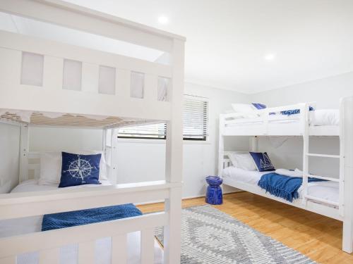 een kamer met 2 stapelbedden en een tapijt bij Indigo Pet Friendly 5 Mins Walk to Bay in Callala Bay