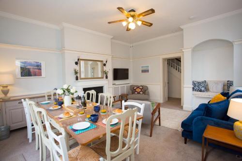 cocina y sala de estar con mesa y sillas en The Old Coastguard House, en Worthing