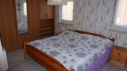 1 dormitorio con 1 cama con edredón en Ferienwohnung Irene en Ludwigschorgast