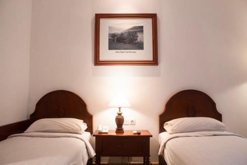 Una cama o camas en una habitación de Daroessalam Syariah Heritage Hotel