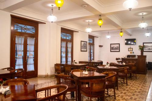 Un restaurante u otro lugar para comer en Daroessalam Syariah Heritage Hotel