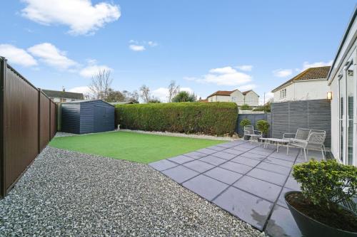 Κήπος έξω από το Modern Bungalow in Maidstone sleeps 5 with free parking