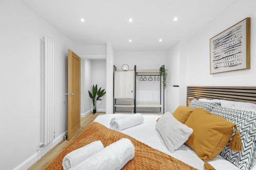 Ένα ή περισσότερα κρεβάτια σε δωμάτιο στο Modern Bungalow in Maidstone sleeps 5 with free parking