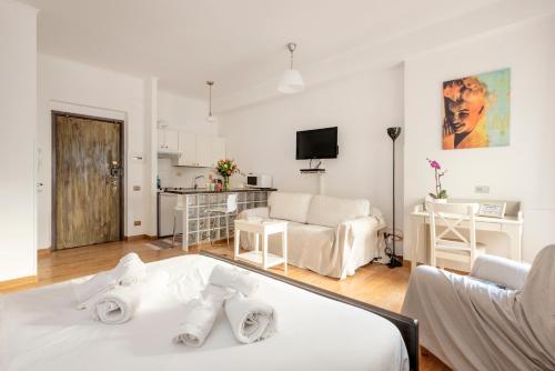 een woonkamer met een bed en een bank en een keuken bij Hermes Suite in Rome