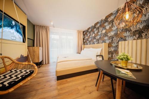 une chambre d'hôtel avec un lit et une table dans l'établissement Rioca Stuttgart Posto 4, à Stuttgart