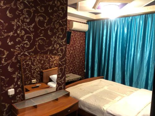 モスクワにあるУютの小さなベッドルーム(ベッド1台、鏡付)