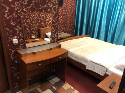モスクワにあるУютの小さな部屋で、ベッド2台、鏡が備わります。