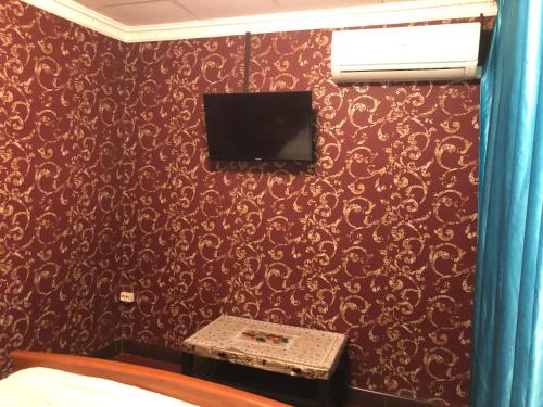 モスクワにあるУютの赤い壁のベッドルーム(テレビ付)