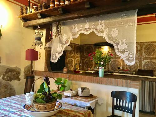 - une salle à manger avec une table et un miroir dans l'établissement Antic Etrurian Inn, à Palo